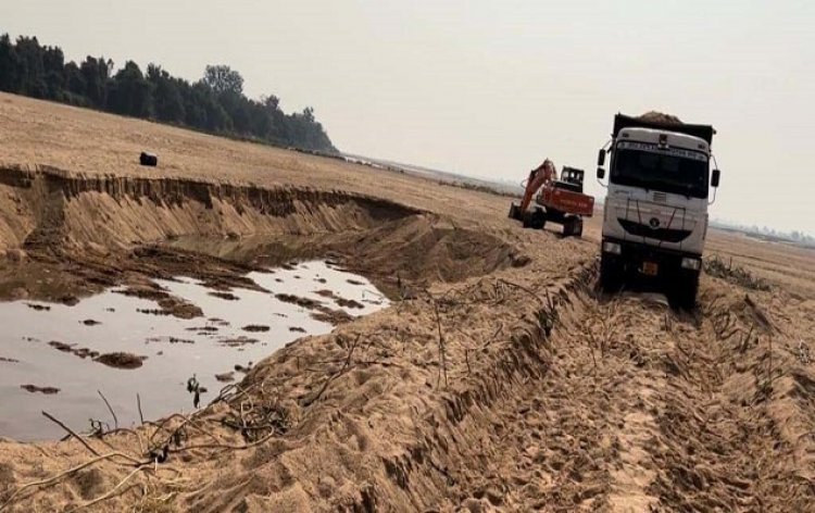 बड़ी कार्रवाई : आधी रात रेत का अवैध परिवहन, 2 चेन माउंटेन, पोकलैंड सहित 16 वाहन जब्त