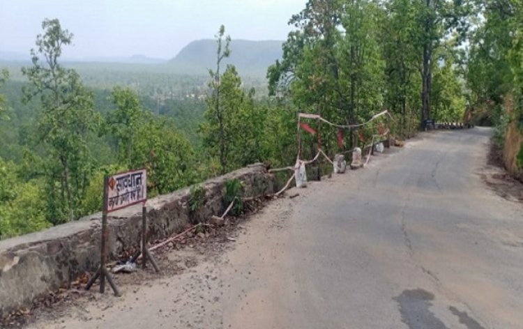 ओड़गी से नवाटोला सड़क मार्ग के बांक घाट मार्ग में आवागमन बाधित