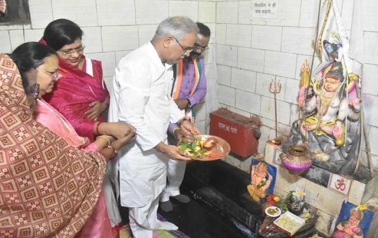 सीएम बघेल ने भरदा के शिव मंदिर में की पूजा-अर्चना