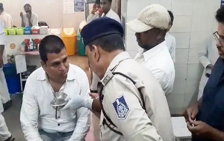 रिश्वत लेता पकड़ाया पटवारी निगल गया नोट, अस्पताल में पुलिस ने लुगदी के रूप में निकलवाया सबुत