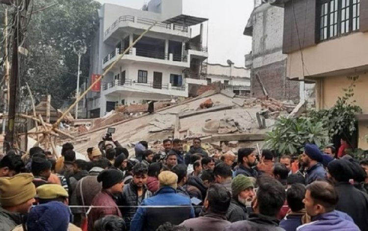 House Collapsed Accident : लखनऊ में एक निर्माणाधीन दो मंजिला इमारत गिरा, ठेकेदार  हिरासत में