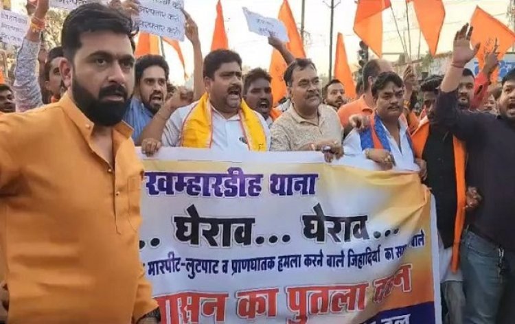 अपार्टमेंट में मारपीट का मामला- बजरंग दल ने किया थाने का घेराव, सड़क पर किया हनुमान चालीसा का पाठ