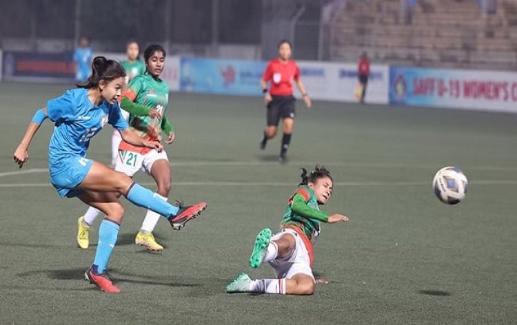 SAFF U-19 women championship : भारत की जीत पर महिला टीम पर बांग्लादेशी फैंस ने की पत्थरबाजी