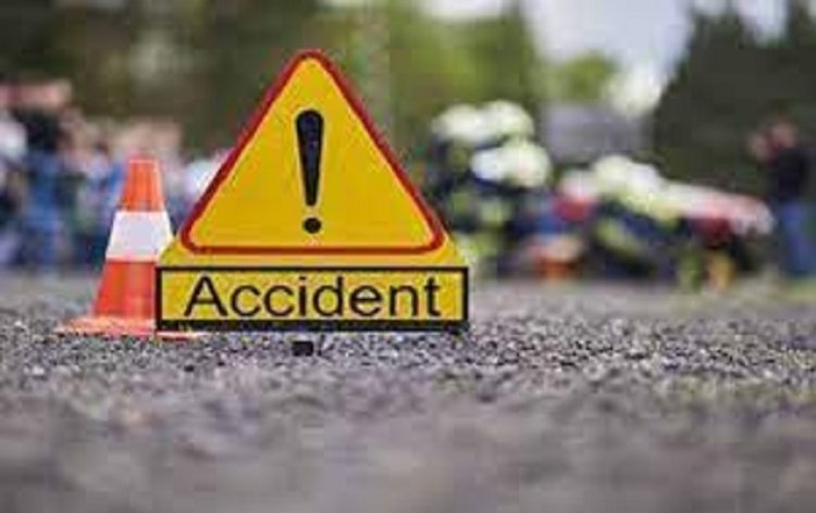 Accident : अनियंत्रित होकर पलटी वैन, 3 की मौत, बच्चों समेत 6 घायल