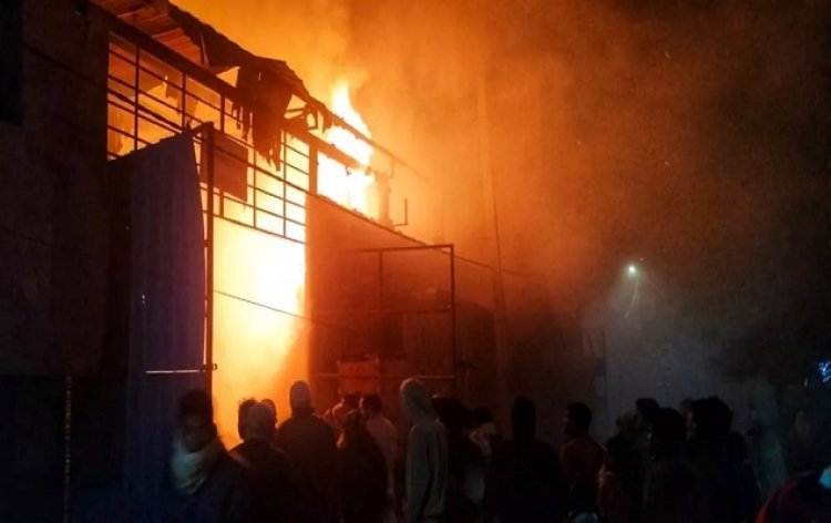 Fire : शॉर्ट सर्किट की वजह से घर में लगी भीषण आग, लाखों का सामान जलकर खाक