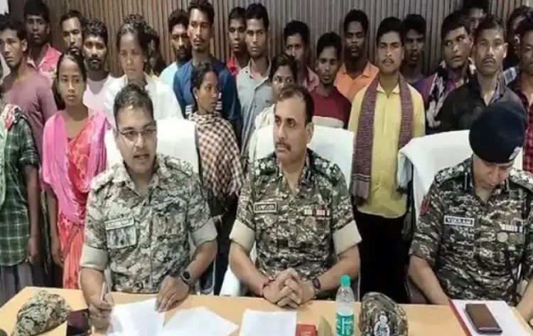 Naxalites : सुरक्षाबलों को मिली बड़ी सफलता, 30 नक्सलियों ने किया सरेंडर, 9 पर था 39 लाख का इनाम