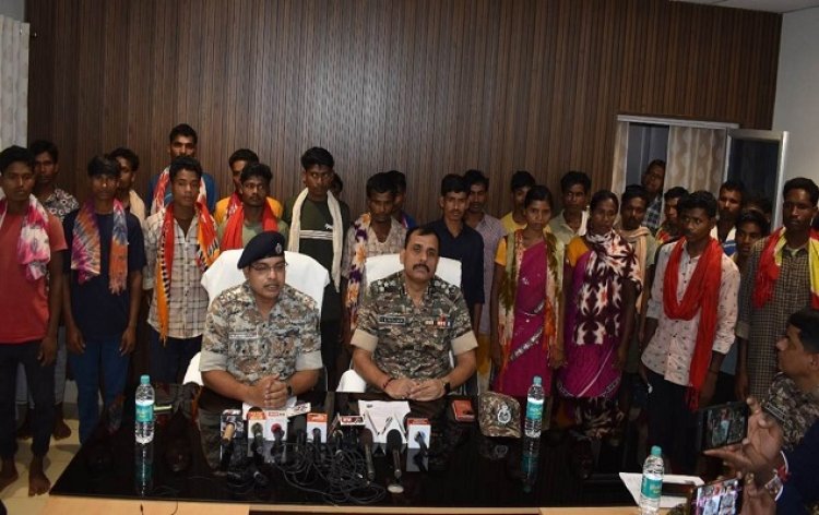 Naxalite : सुरक्षाबल को मिली बड़ी कामयाबी, 3 इनामी सहित 33 नक्‍सलियों ने किया आत्‍मसमर्पण