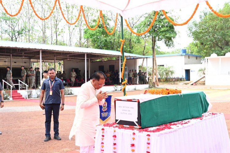 सीएम ने नक्सली मुठभेड़ में शहीद जवान को दी श्रद्धांजलि