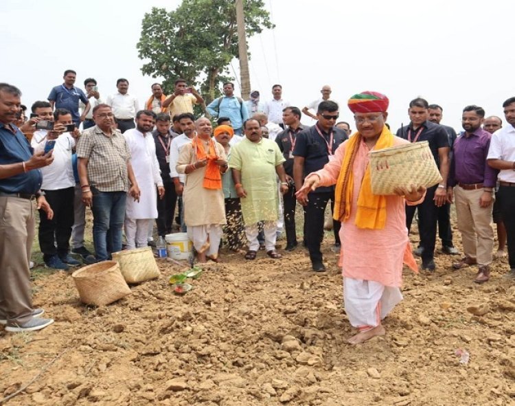 सीएम ने अपने खेतों में बीज का छिड़काव कर खेती-किसानी का किया शुभारंभ