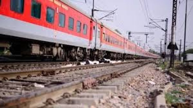 Railway : रेलवे ट्रैक पर मवेशियों की रोकथाम के लिए रेल प्रशासन ने ट्रैक के आसपास के निवासियों को दी समझाइश..