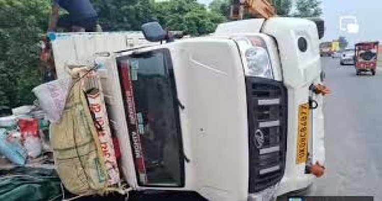 Accident:  मजदूरों से भरी पिकअप पलटी, 25 घायल, मचा हडकंप