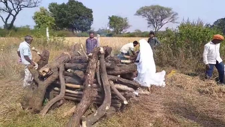 पति की चिता को पत्नी ने दी मुखाग्नि, जानें कारण..