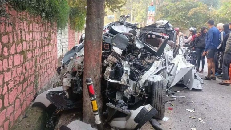 Accident: कार, कंटेनर से टकराकर पेड़ में जा घुसी, उड़े परखच्चे, 6 की मौत