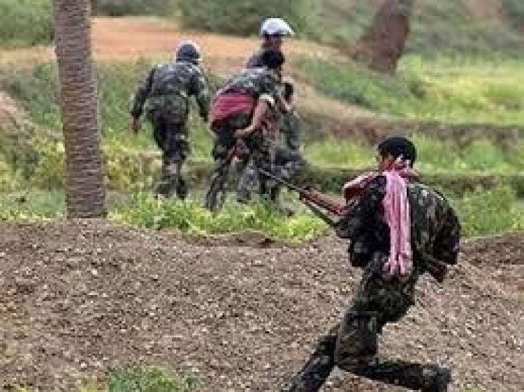 Naxalite : सुरक्षाबलों और नक्सलियों के भीषण मुठभेड़ में 5 नक्सलियों के शव बरामद, दो जवान घायल, मुठभेड़ जारी..