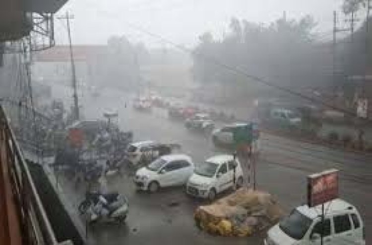 Weather: बंगाल की खाड़ी से आ रही नमी के चलते बारिश के आसार, बढ़ेगी ठंड..