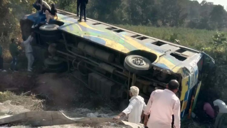 Bus Accident: बस अचानक अनियंत्रित होकर पलटी, 9 की मौत, 30 घायल