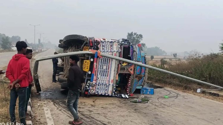 Ambikapur Accident: तेज रफ्तार ट्रक अनियंत्रित होकर पलटी, मचा हडकंप