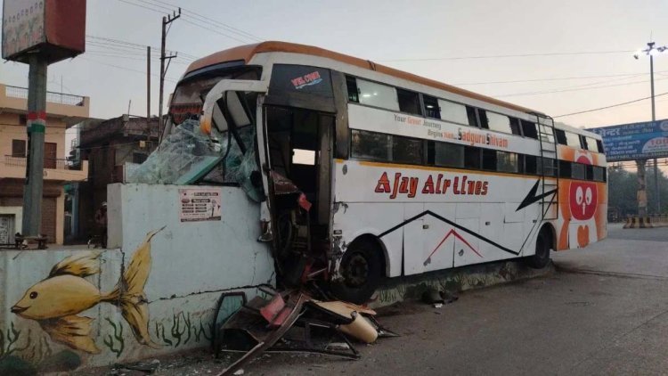 Bus Accident: बस अनियंत्रित होकर ओवर ब्रिज से जा टकराई, 2 की मौत, 6 घायल