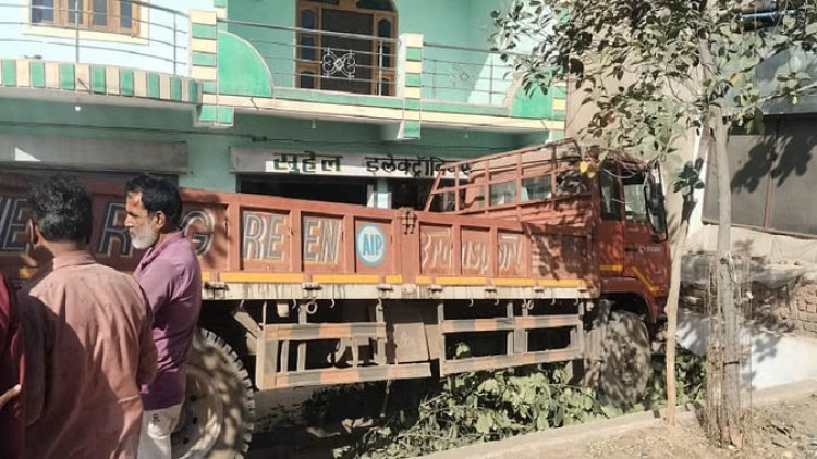 अनियंत्रित ट्रक बाजार में घुसा, स्कूटी सवार नाबालिग की मौत, गुस्साए लोगों ने चालक की पिटाई